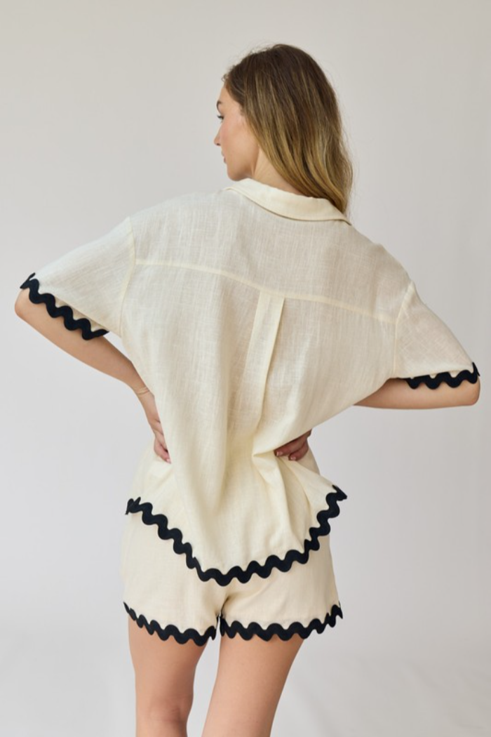 "Lia" Wave Hem Short